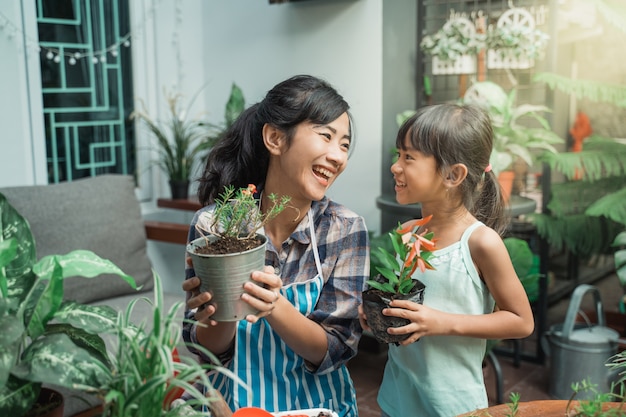 Mère et fille jardiner et planter des plantes