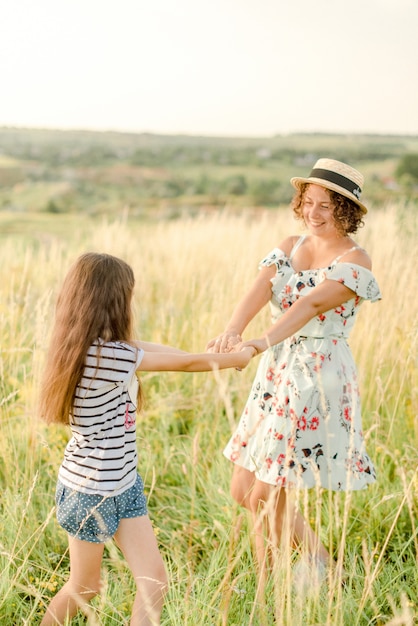 Mère et fille jouant dans le parc