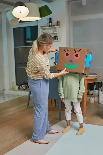 Mère et fille jouant ensemble