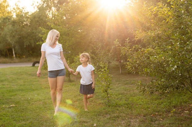 mère et fille jouant l'été