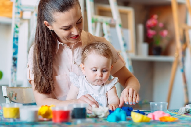 Mère et fille jouant avec le sable cinétique.