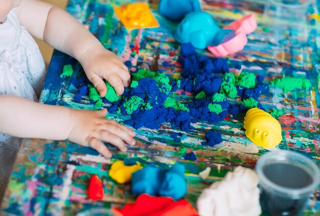 Mère et fille jouant avec le sable cinétique.