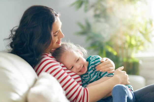 Mère et fille jouant