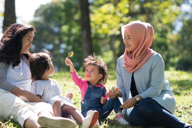 Mère et fille jouent avec des amis