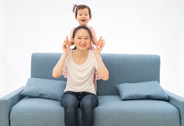 Mère et fille jouent à des jeux