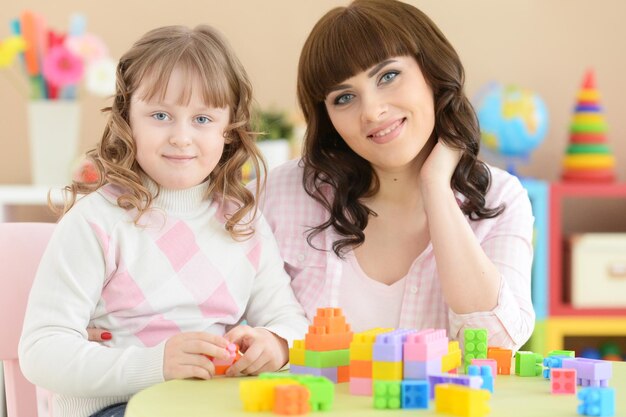 Mère et fille jouent à table