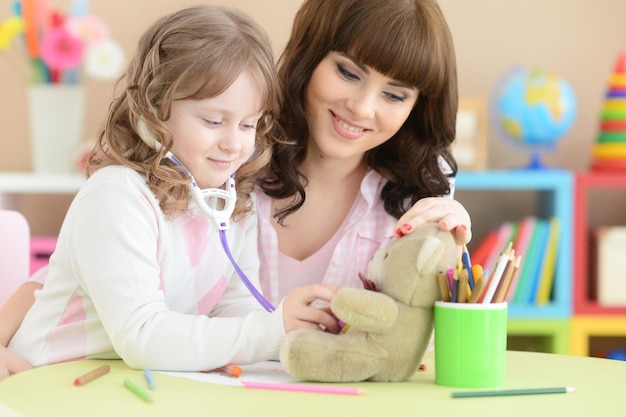 Mère et fille jouent