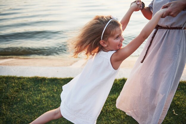 Photo mère fille, jouer, dehors