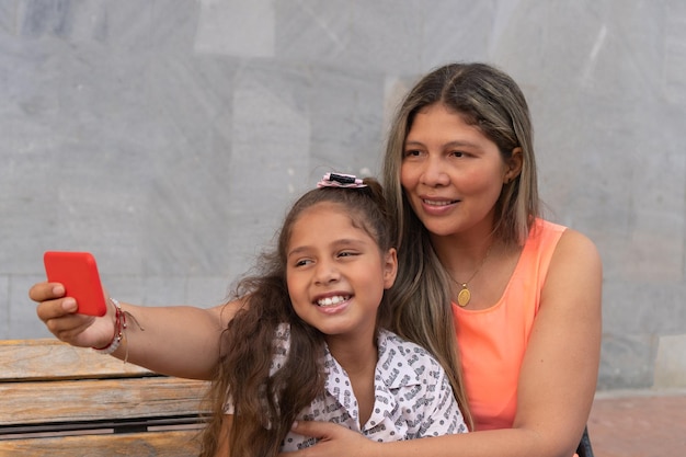 Mère et fille latines se lient pour prendre un selfie