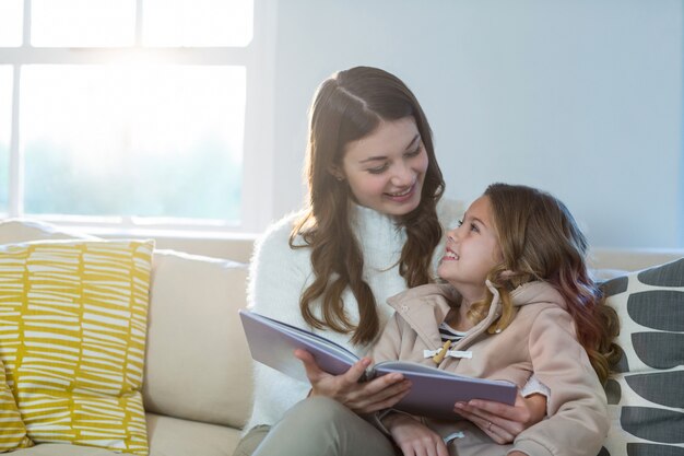 Mère fille, lecture livre