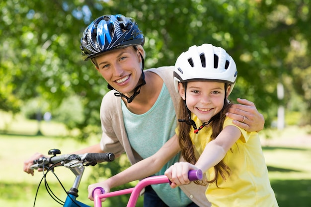 Mère et fille sur leur vélo