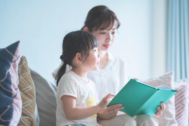 Mère et fille lisant un livre d'images