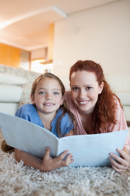 Mère et fille avec un magazine sur le sol