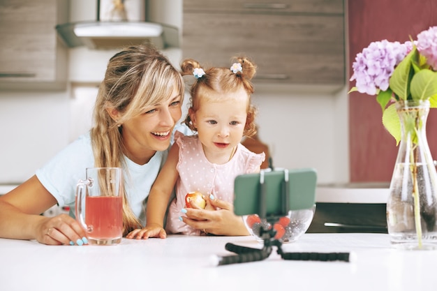 mère et fille à la maison cuisine