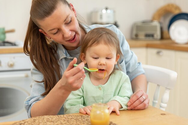 Photo mère et fille à la maison