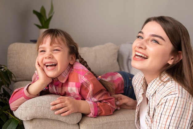 Photo mère et fille à la maison