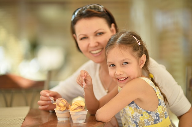 Mère et fille mangeant à table à la maison