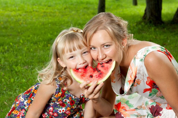 Photo mère, fille, manger, pastèque