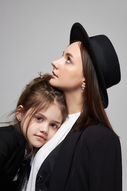 Mère et fille en manteaux noirs