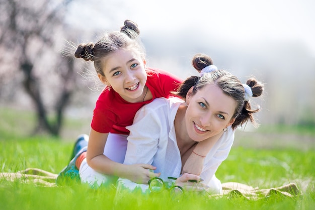 Photo mère et fille marchant dans le jardin au printemps