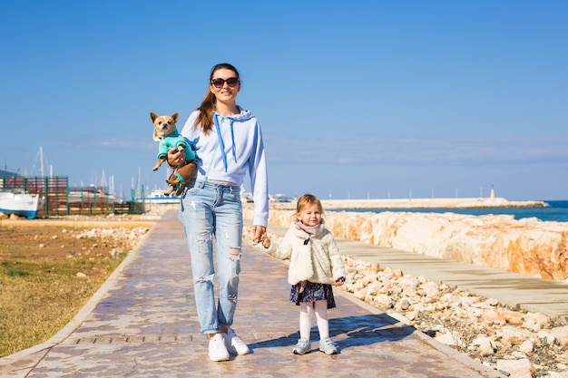 Mère et fille marchant main dans la main.