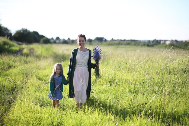 Mère avec fille marchant sur une route