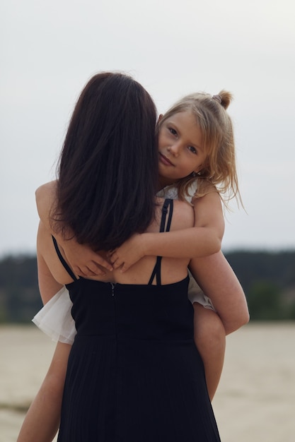 Photo mère avec fille marche sur la nature