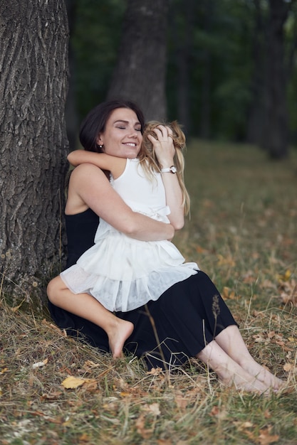 Mère avec fille marche sur la nature