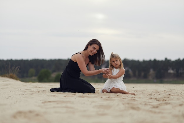 Mère avec fille marche