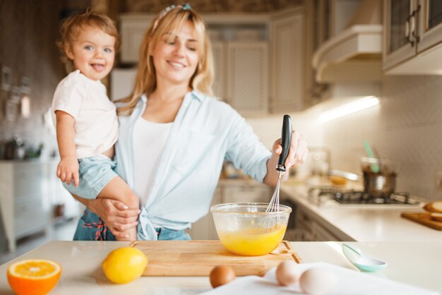 Mère et fille mélanger les ingrédients pour le gâteau