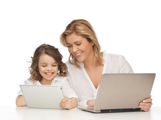 mère et fille avec ordinateur portable et tablet pc