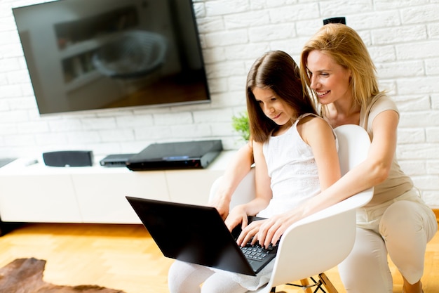 Mère et fille avec un ordinateur portable