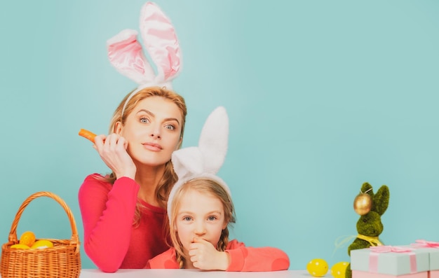 Mère et fille avec des oreilles de lapin Famille de Pâques