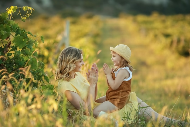 Mère Et Fille Passent Du Temps Ensemble à L'extérieur