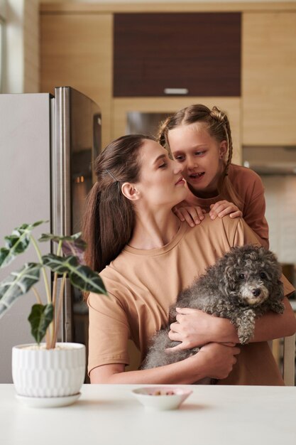 Mère fille et petit chien