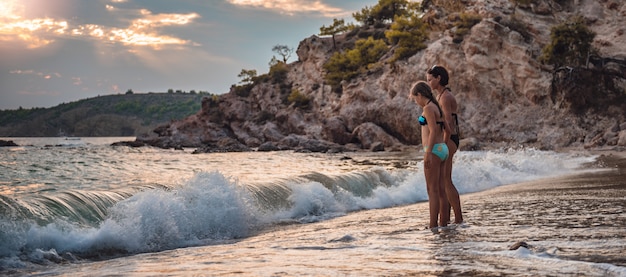 Mère et fille à la plage