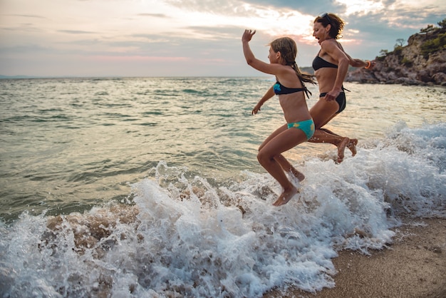 Mère et fille à la plage