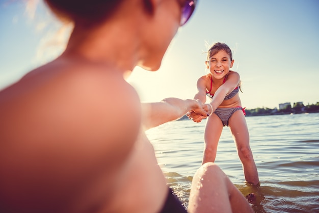 Mère et fille sur la plage