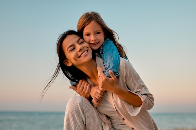 Mère avec une fille sur la plage