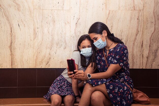 Mère et fille portant un masque facial