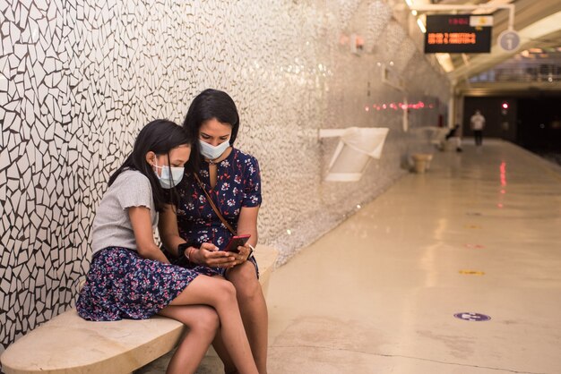 Mère et fille portant un masque facial