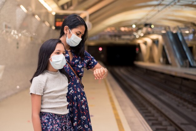 Mère et fille portant un masque facial