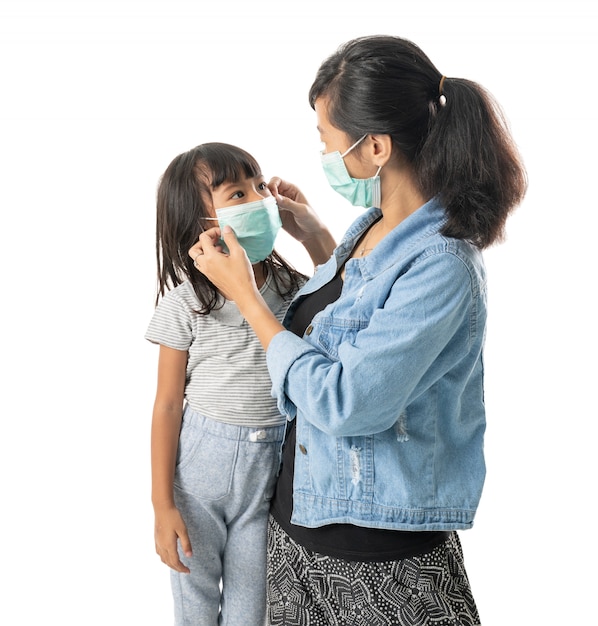 Mère et fille portant des masques faciaux