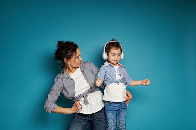 Mère et fille posant sur bleu