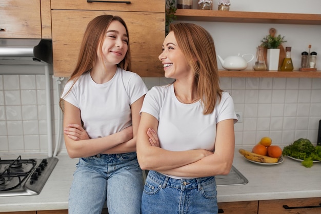 Mère et fille positives dans la cuisine