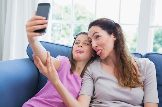 Mère et fille prenant un selfie