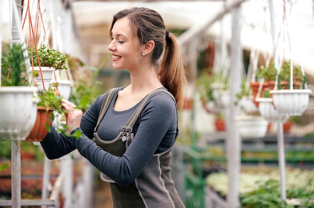 Mère et fille prenant soin des plantes