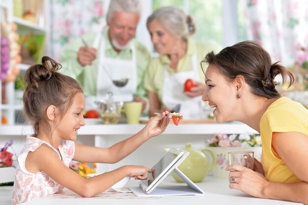 Mère et fille prenant son petit déjeuner