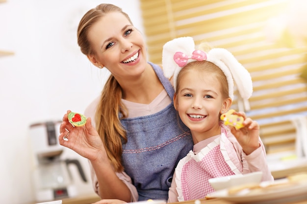 mère et fille préparant des biscuits dans la cuisine