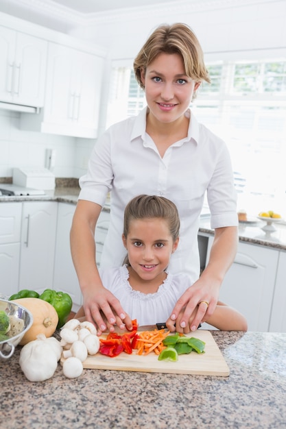 Mère et fille préparant des légumes